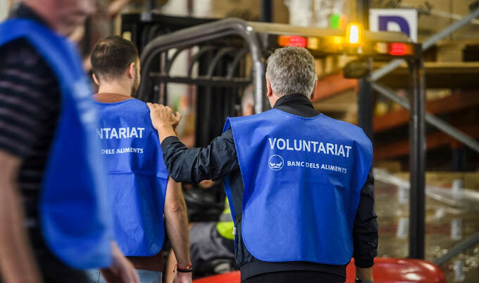 persones voluntàries al magatzem