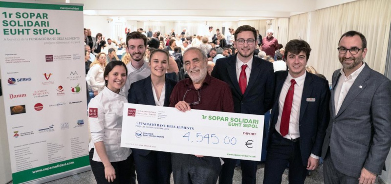 L’Escola Universitària d’Hoteleria Turisme de Sant Pol de Mar recapta més de 4.500 euros en un sopar solidari