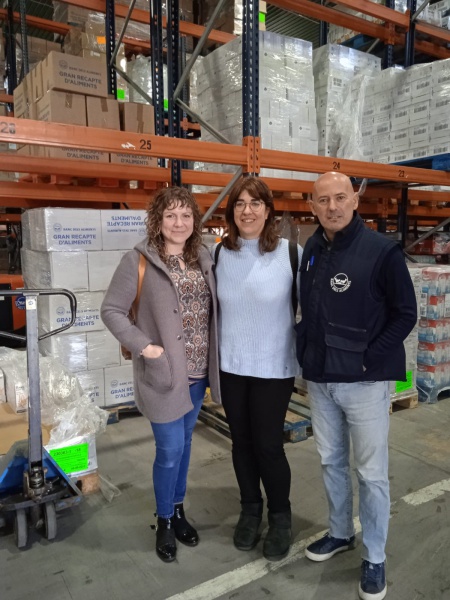 Imatge de la Visita de Teresa Farré, directora del Banc dels Aliments de Lleida, i Irache Mena, responsable del projecte El Palet