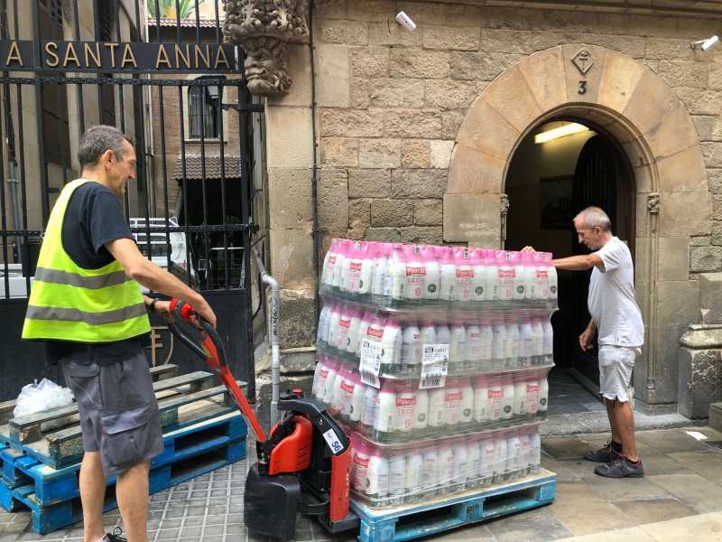 El Banc dels Aliments distribueix 51.840 litres de llet donats per Llet Pasqual